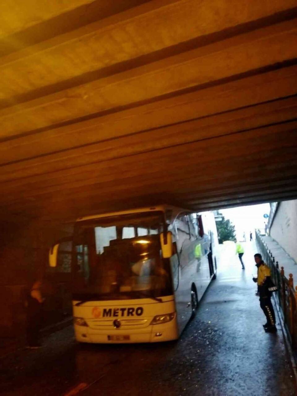 Denizli’den yola çıkan yolcu otobüsü alt geçitte sıkıştı