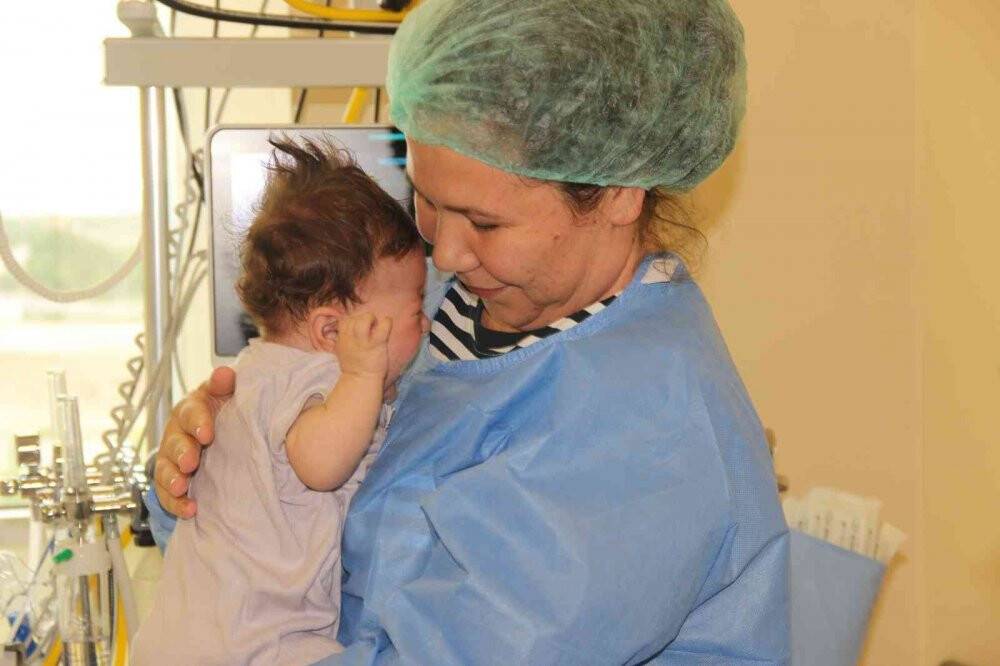 Dört aylık bebeğin 300 binde bir görülen rahatsızlığı Konya’da şifa buldu