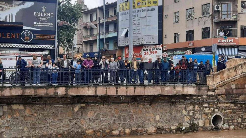 Kedi kurtarma operasyonunu yüzlerce kişi film izler gibi izledi