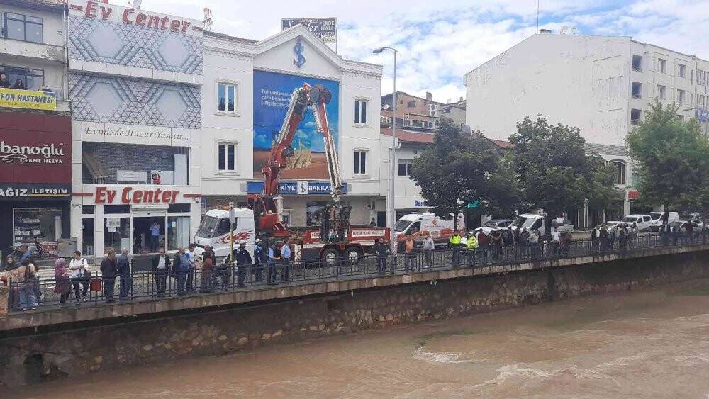 Kedi kurtarma operasyonunu yüzlerce kişi film izler gibi izledi