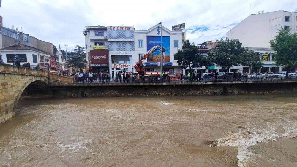 Kedi kurtarma operasyonunu yüzlerce kişi film izler gibi izledi