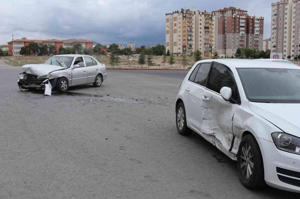 Otomobiller çarpıştı: 5 yaralı