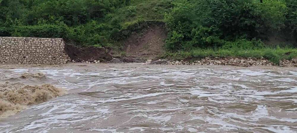 Sel sularına dayanamayan istinat duvarı yıkıldı