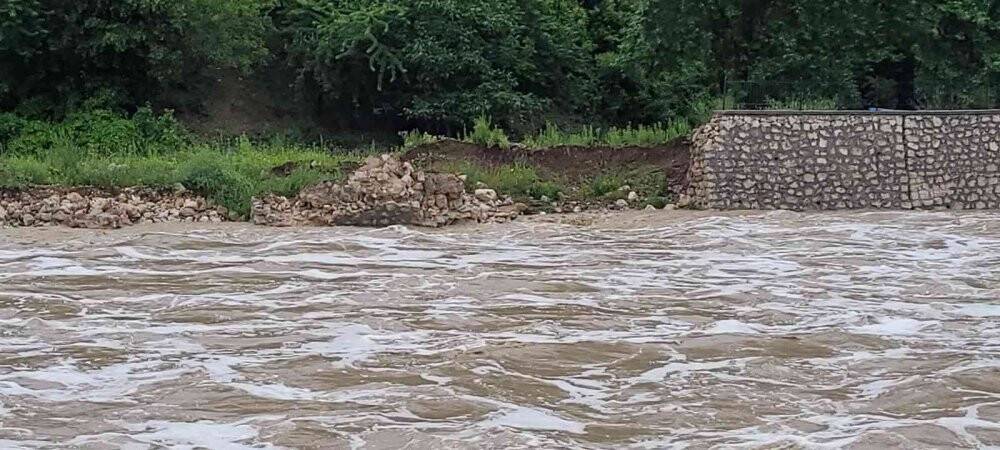 Sel sularına dayanamayan istinat duvarı yıkıldı