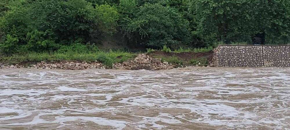 Sel sularına dayanamayan istinat duvarı yıkıldı