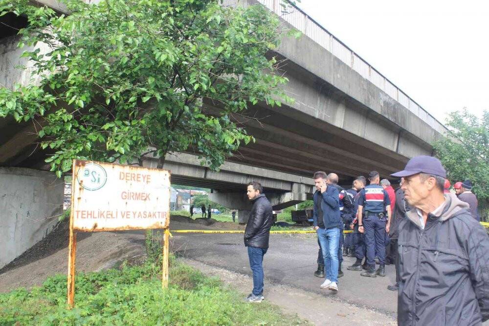 Sele kapılan kepçe  operatörünü bulmak için çalışma başlatıldı
