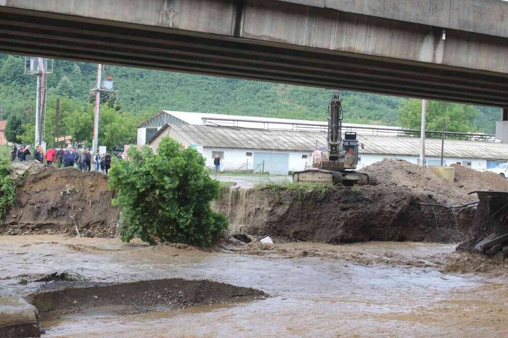 Sele kapılan kepçe  operatörünü bulmak için çalışma başlatıldı