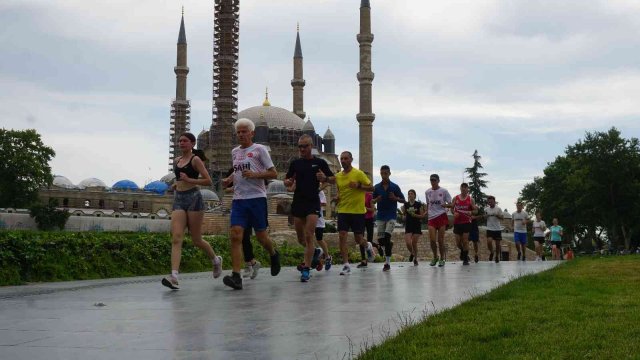 30 Atlet, Mimar Sinan’ın ustalık eseri Selimiye çevresinde 11 tur attı