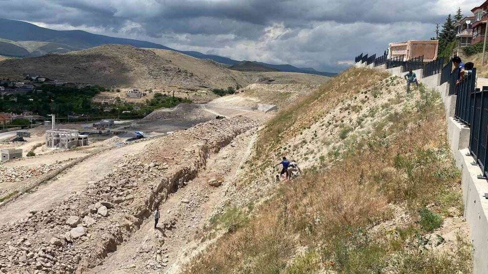 Dik yamaçta mahsur kalan çocukları polisler kurtardı
