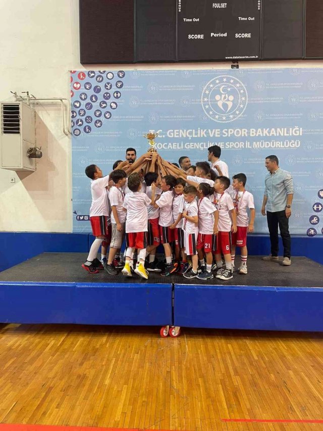 Gölcük Belediyespor U-10 Basketbol Takımı şampiyon oldu