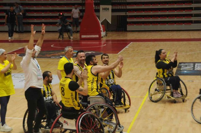 Galatasaray’ı yenen Fenerbahçe adını finale yazdırdı