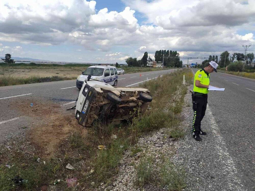 Kontrolden çıkan kamyonet devrildi: 1 yaralı