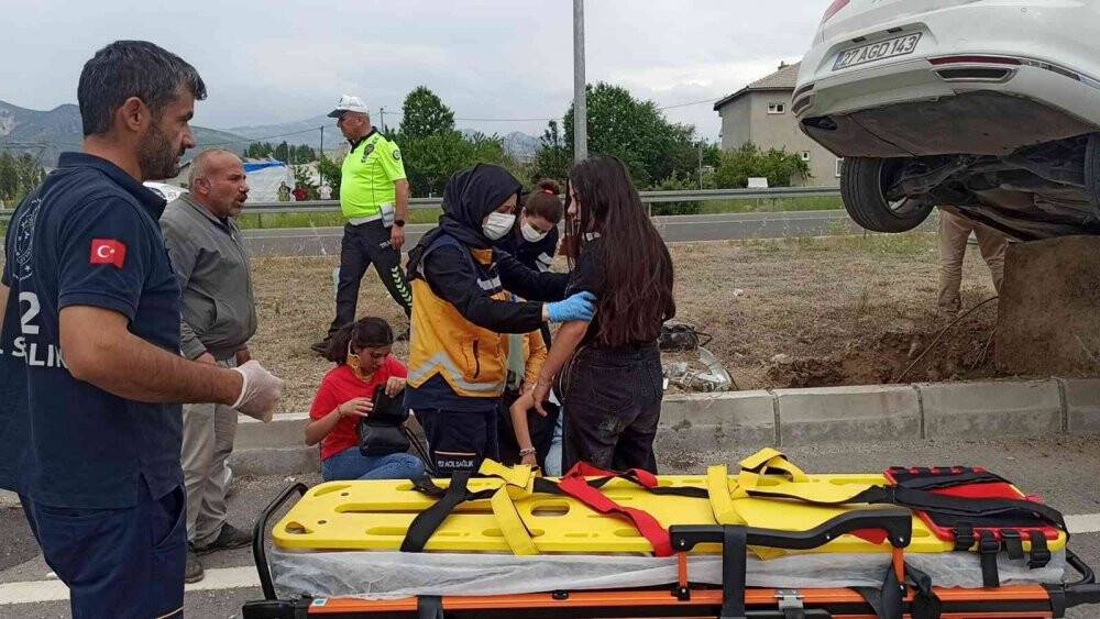 Konya'da Lastiği patlayan otomobil refüjdeki aydınlatma direğine çarptı: 6 yaralı