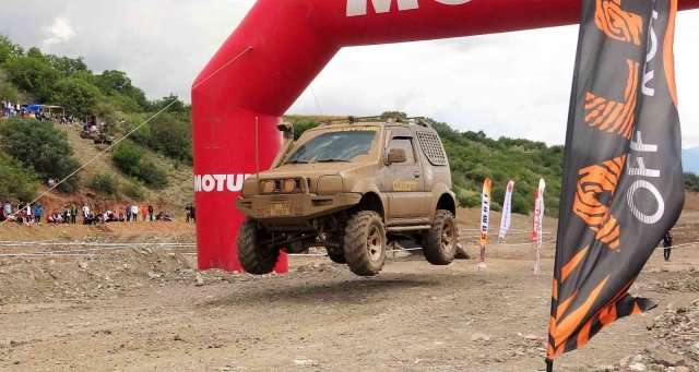 Tokat’taki off-road yarışlarında aracın devrilme anı kameralara yansıdı