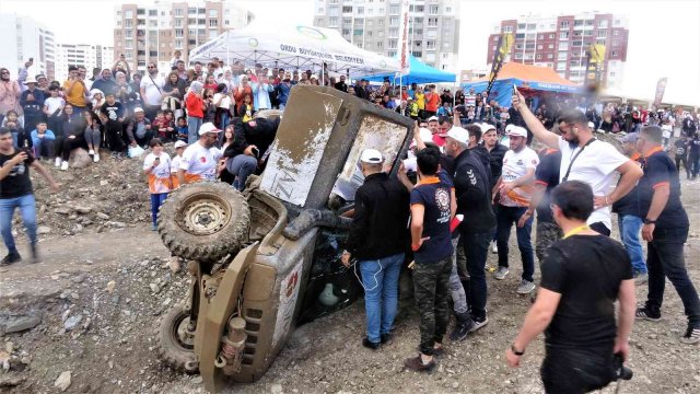 Tokat’taki off-road yarışlarında aracın devrilme anı kameralara yansıdı