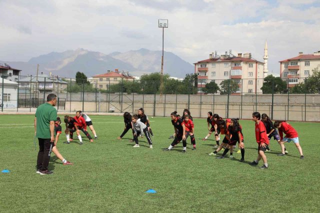 Van Büyükşehir Belediyesi kadın futbolunun tek adresi oldu