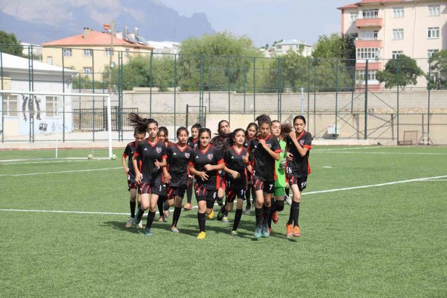 Van Büyükşehir Belediyesi kadın futbolunun tek adresi oldu