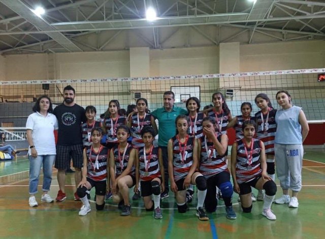 Van’ın erkek ve kız voleybol takımları yarı finale yükseldi