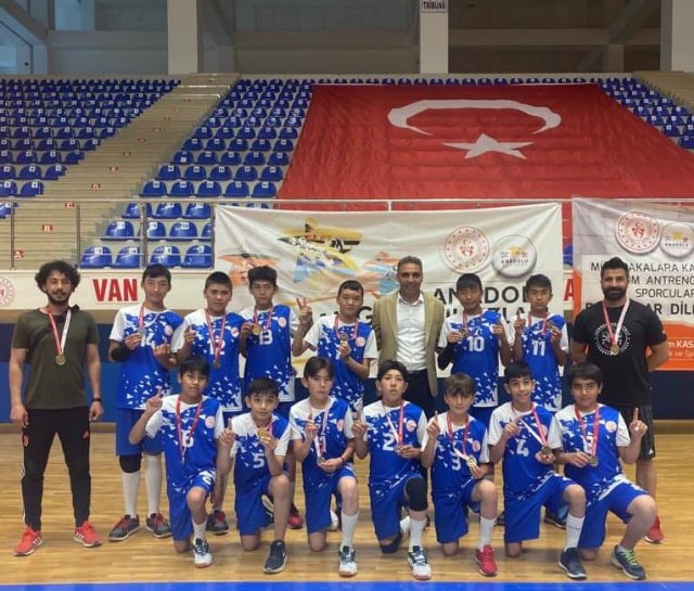 Van’ın erkek ve kız voleybol takımları yarı finale yükseldi