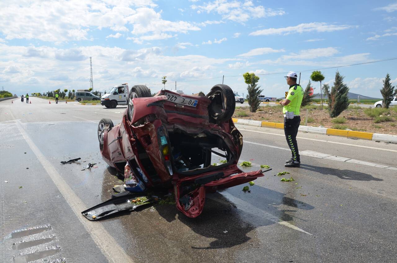 aa-20220630-28301623-28301616-karamanda-iki-otomobil-carpismasi-sonucu-4-kisi-yaralandi.jpg