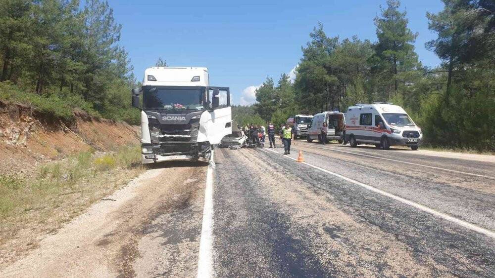 Anne ve oğlu aynı otomobilde can verdi