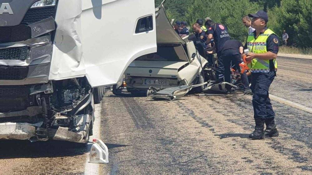 Anne ve oğlu aynı otomobilde can verdi