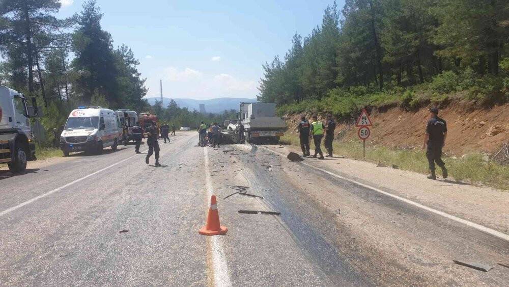 Anne ve oğlu aynı otomobilde can verdi