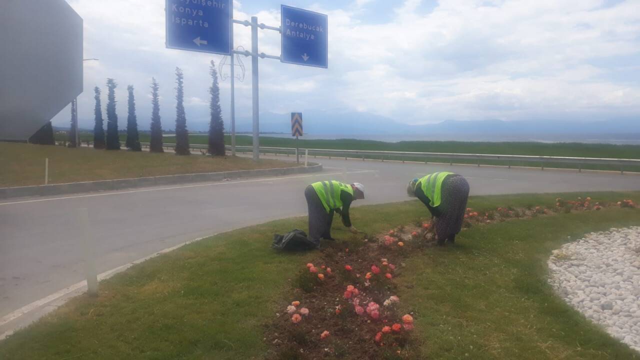 belediyenin-kadin-calisanlari-cevreyi-guzellestiriyor-5.jpeg