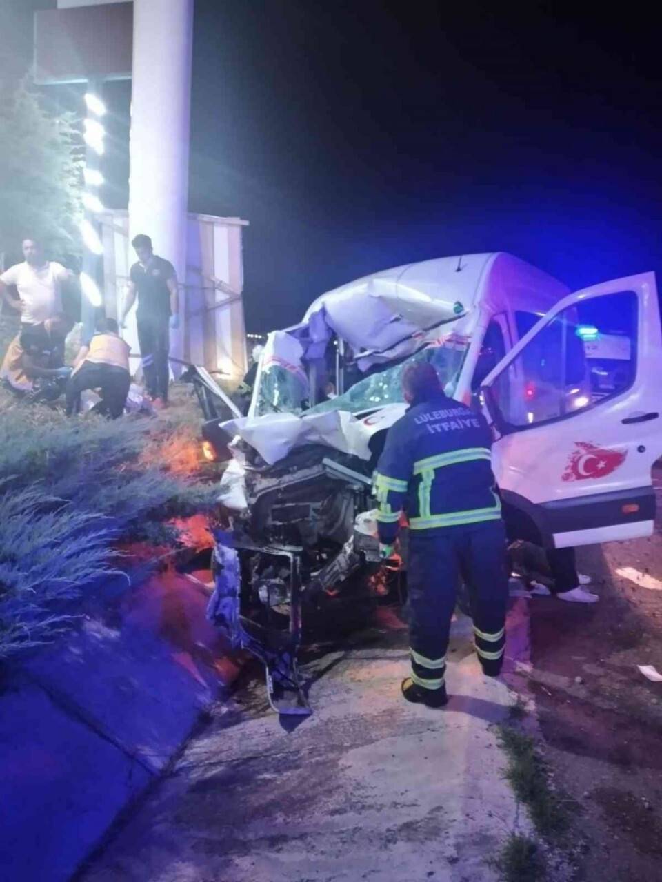 Beton mikseri ile midibüs çarpıştı: 13 yaralı