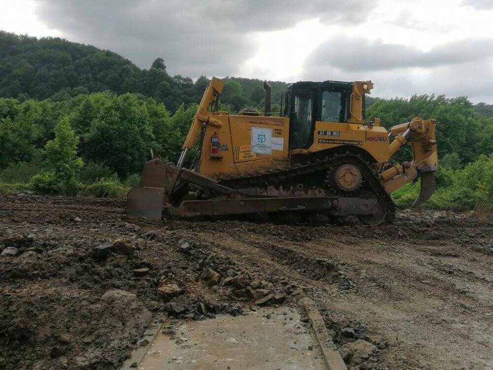 Büyükşehir yol bakımı timi Düzce’de