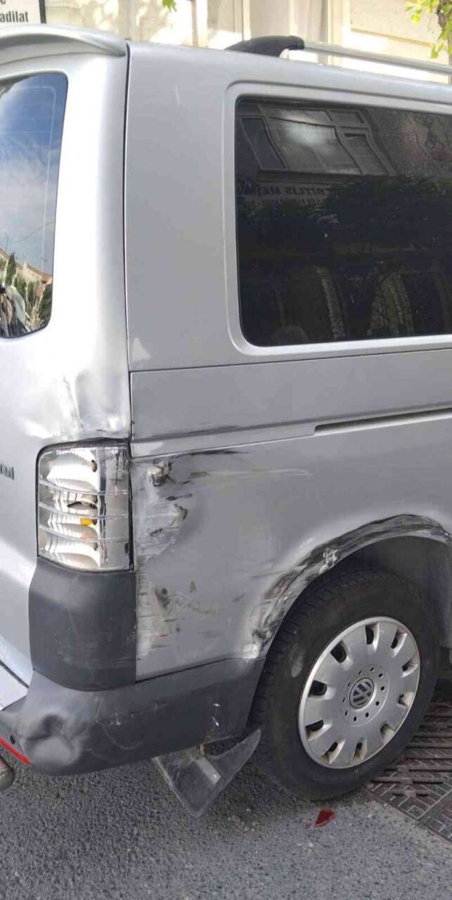 Çocuk freni boşalan midibüsün altında kalmaktan son anda kurtuldu