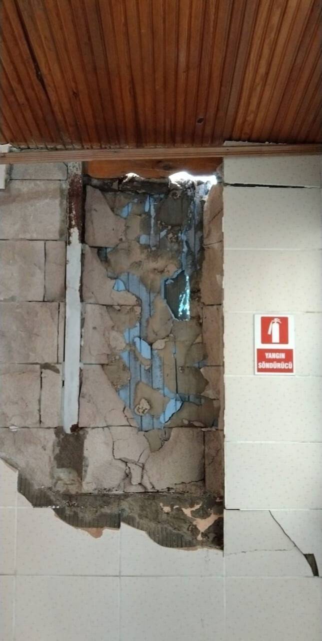 Çocuk freni boşalan midibüsün altında kalmaktan son anda kurtuldu