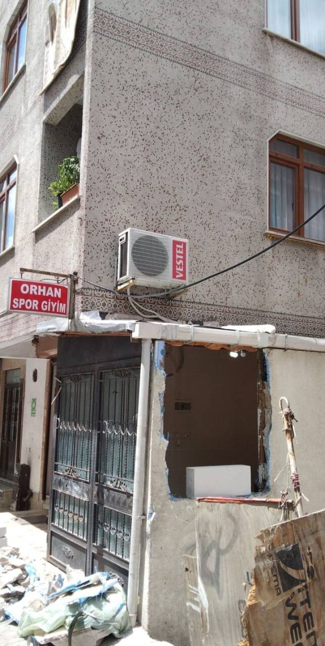 Çocuk freni boşalan midibüsün altında kalmaktan son anda kurtuldu