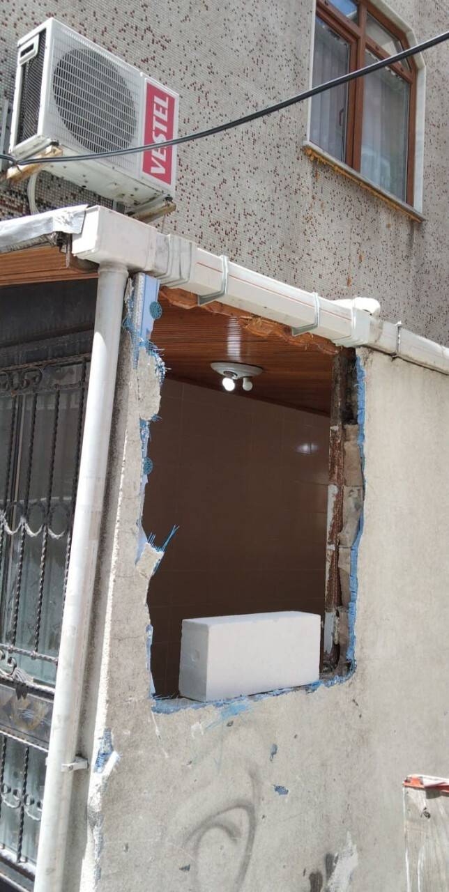 Çocuk freni boşalan midibüsün altında kalmaktan son anda kurtuldu