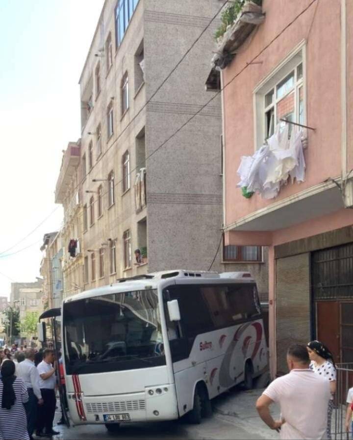 Çocuk freni boşalan midibüsün altında kalmaktan son anda kurtuldu