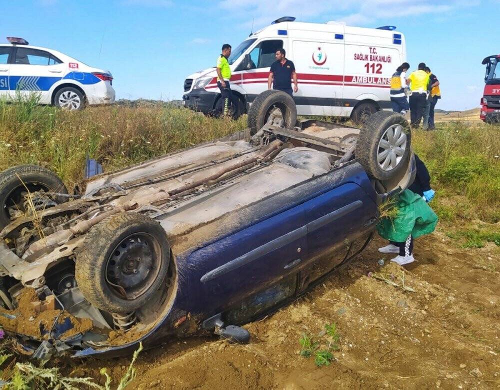 Kontrolden çıkan otomobil tarlaya devrildi