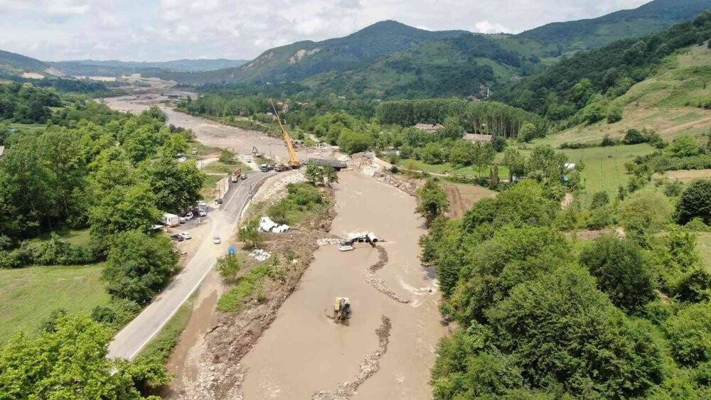 Selde yıkılan panel köprüyü kaldırma çalışmaları sürüyor