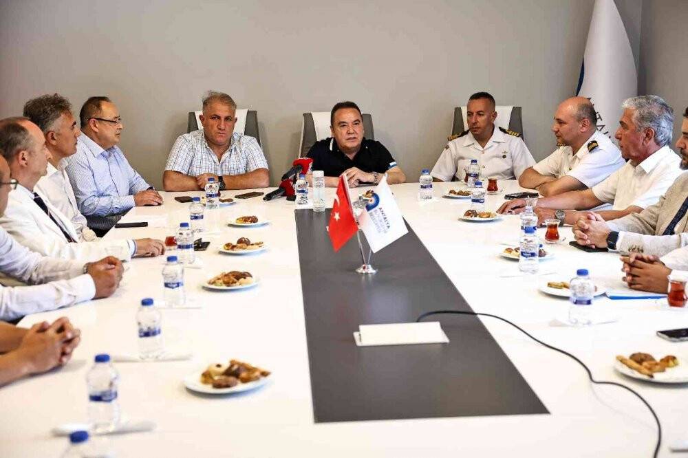 Antalya’nın ilk deniz süpürgesi Akdeniz’e indirildi