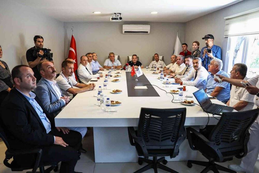 Antalya’nın ilk deniz süpürgesi Akdeniz’e indirildi