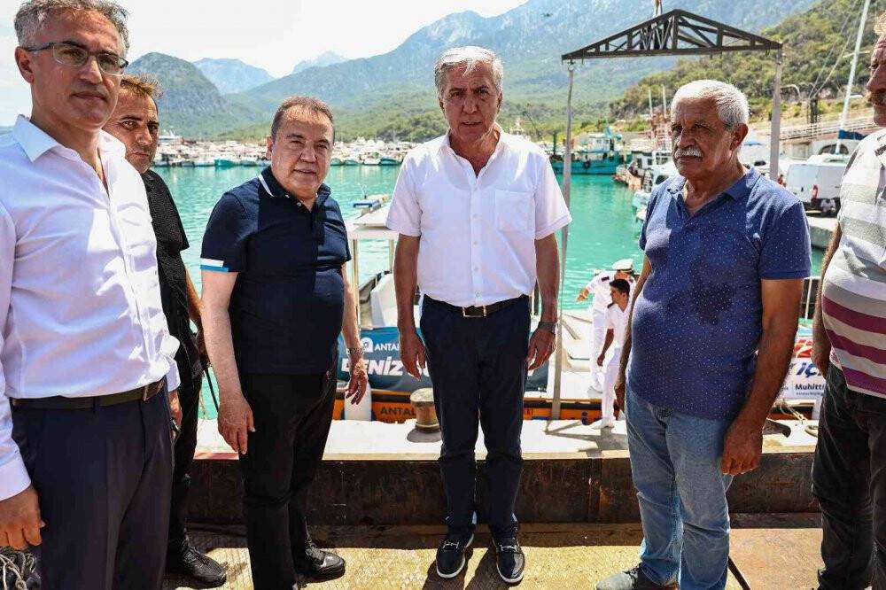 Antalya’nın ilk deniz süpürgesi Akdeniz’e indirildi