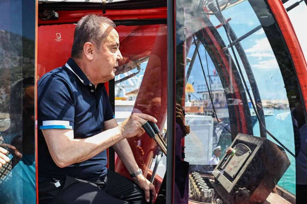 Antalya’nın ilk deniz süpürgesi Akdeniz’e indirildi