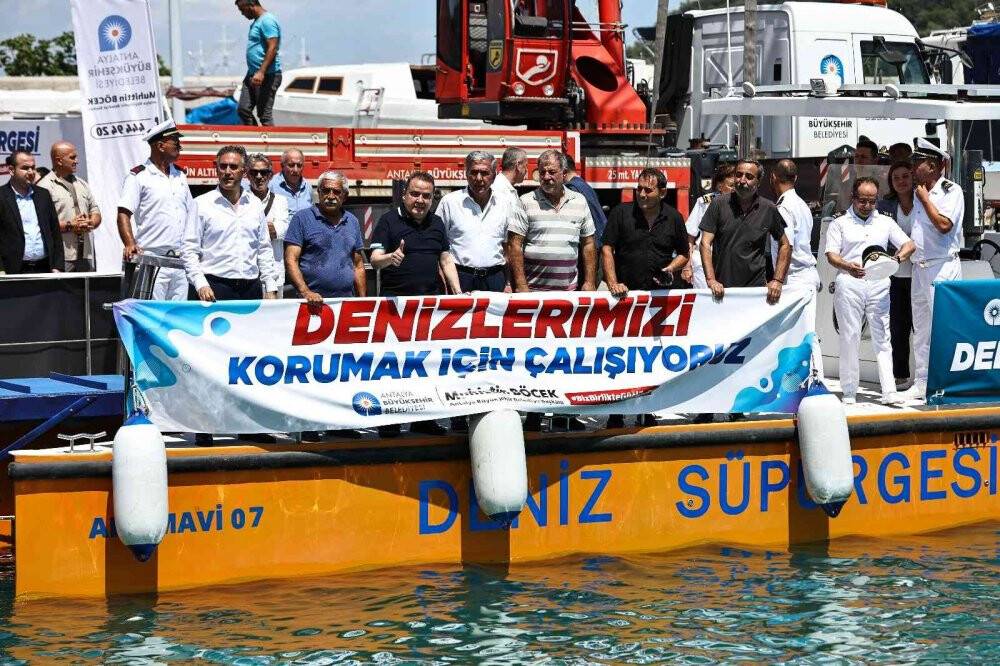 Antalya’nın ilk deniz süpürgesi Akdeniz’e indirildi