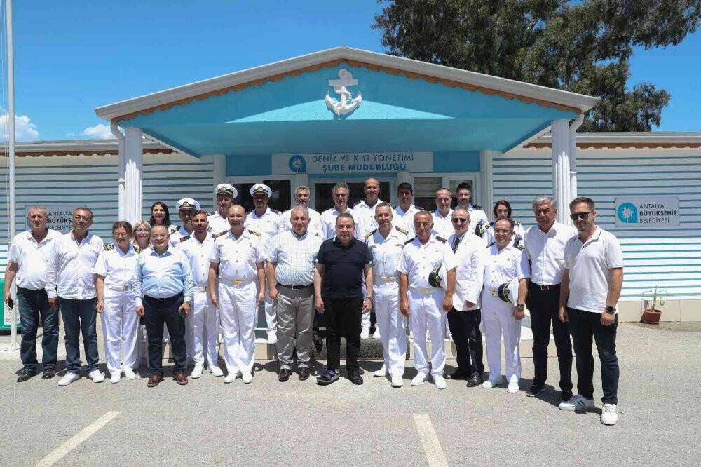 Antalya’nın ilk deniz süpürgesi Akdeniz’e indirildi