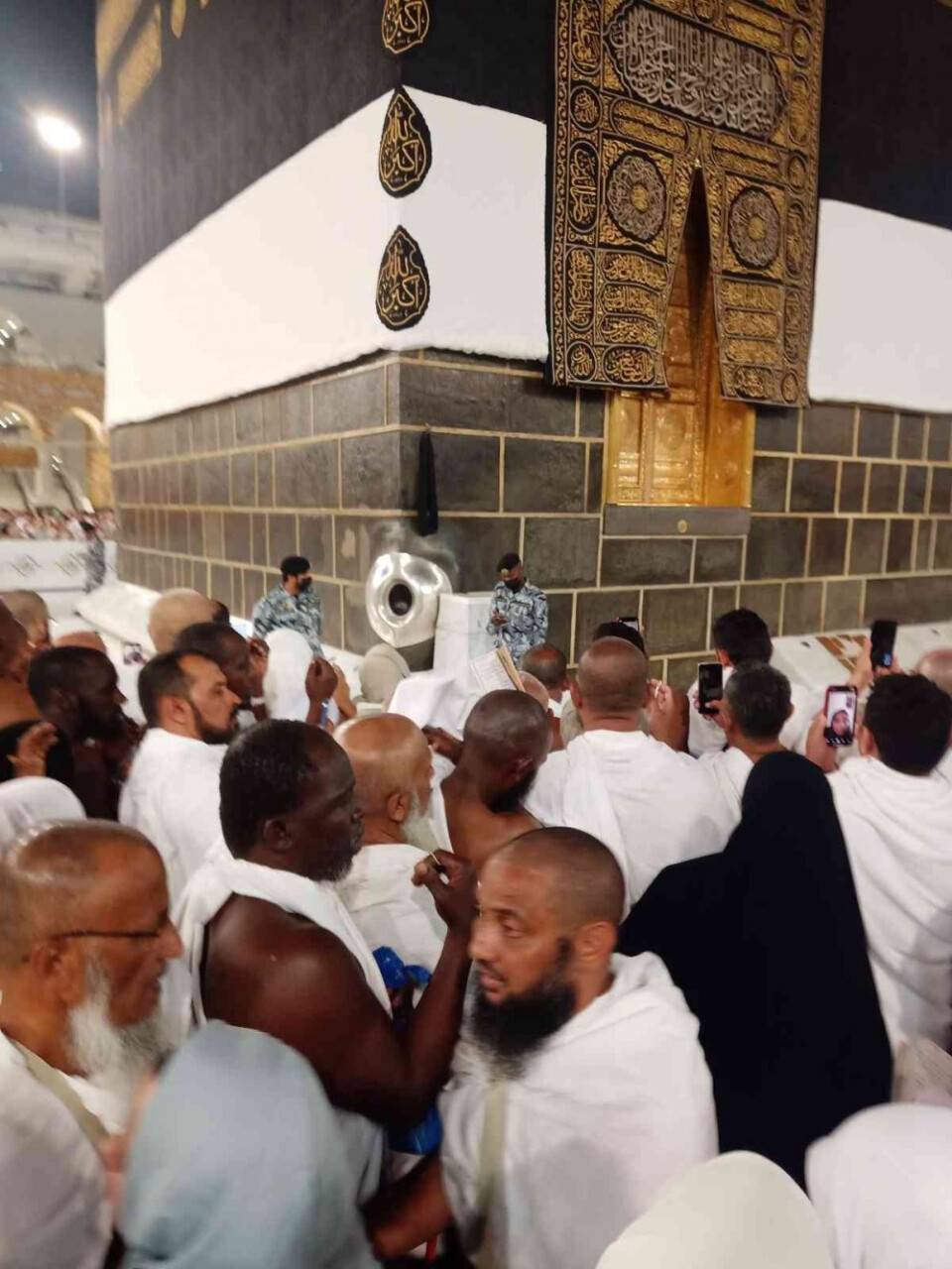 Kabe’nin çevresindeki bariyerler nedeniyle Hacer’ül Esved’e hasret tavaf