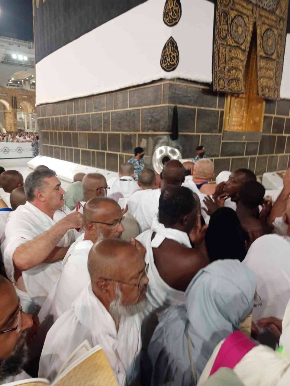 Kabe’nin çevresindeki bariyerler nedeniyle Hacer’ül Esved’e hasret tavaf