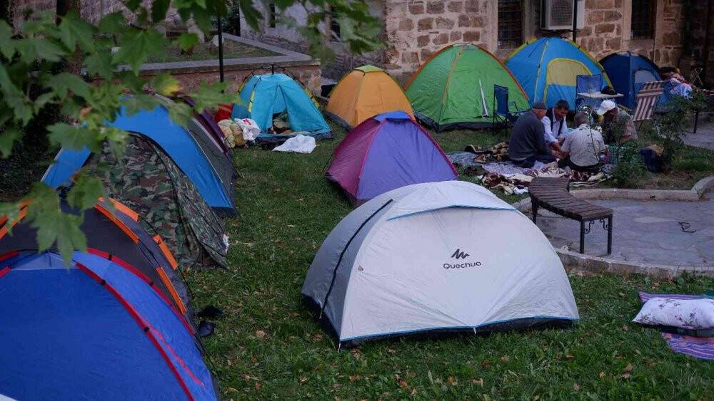Otellerde yer bulamayan güreş sevdalıları, meydanlarda çadırlarda uyudu
