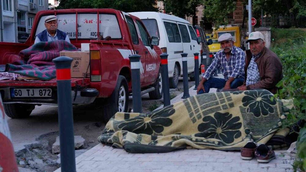 Otellerde yer bulamayan güreş sevdalıları, meydanlarda çadırlarda uyudu