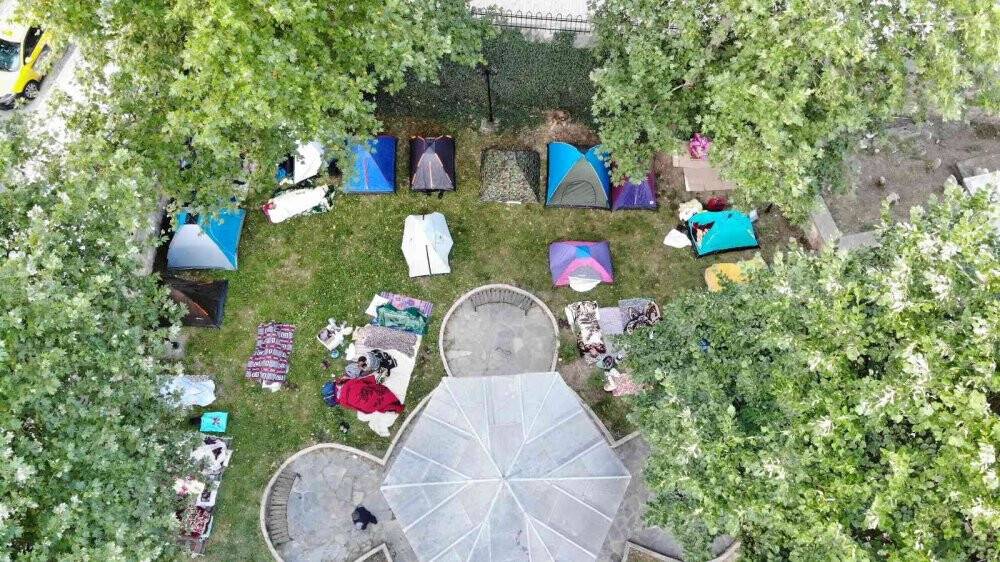 Otellerde yer bulamayan güreş sevdalıları, meydanlarda çadırlarda uyudu