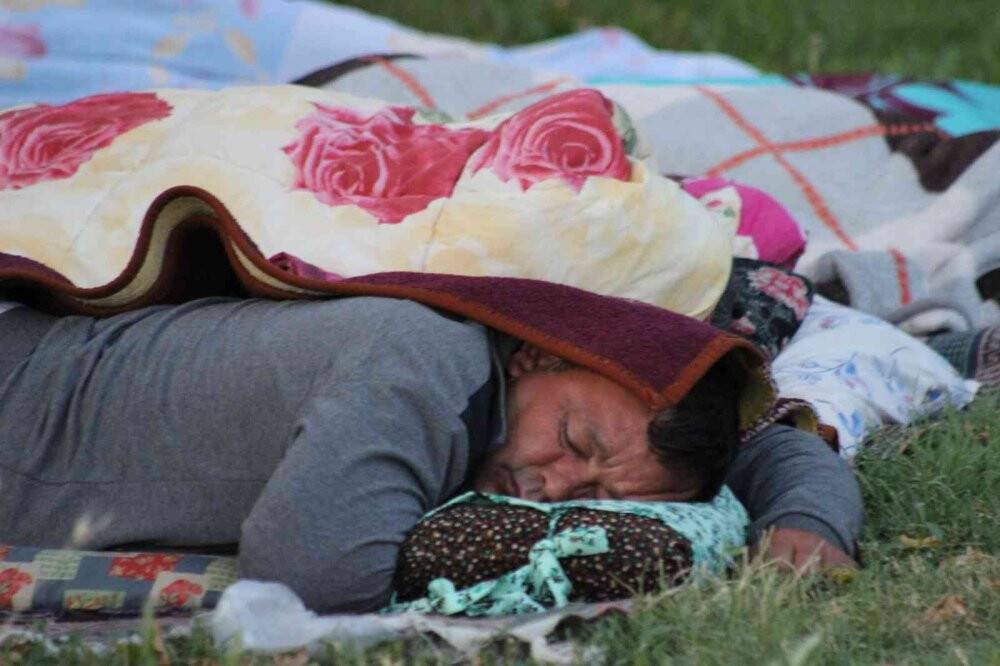 Otellerde yer bulamayan güreş sevdalıları, meydanlarda çadırlarda uyudu
