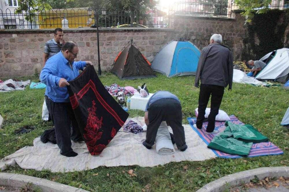Otellerde yer bulamayan güreş sevdalıları, meydanlarda çadırlarda uyudu